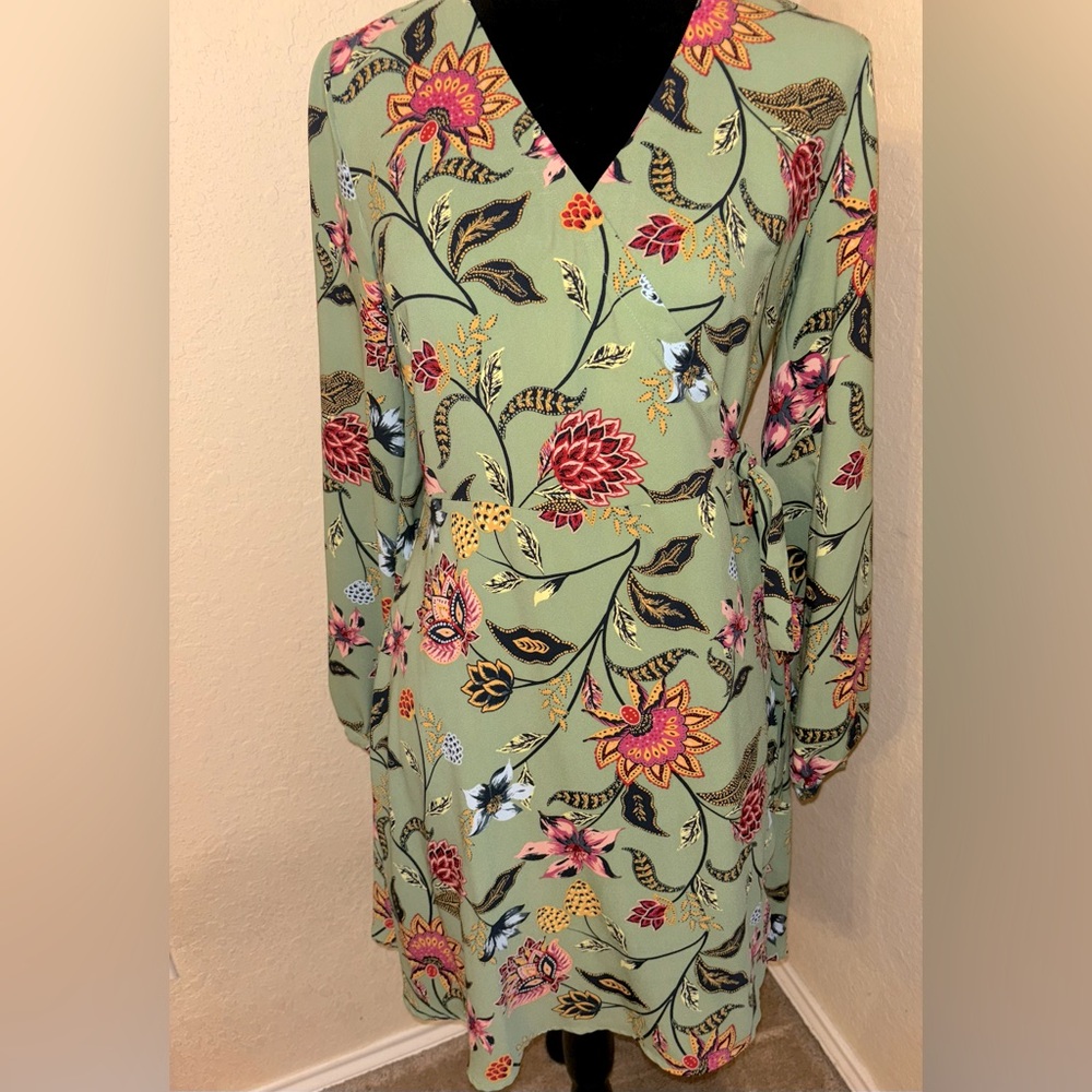Title:
LOFT Outlet Green Floral Wrap Dress, Size 2